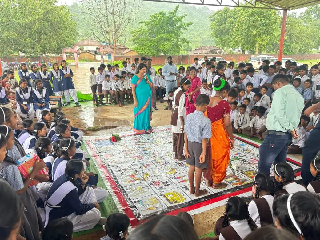 रिमझिम बारिश के बीच ग्राम घठुला में सजी बाल चौपाल 2.0, बच्चों ने सीखे अधिकार और सुरक्षा के गुर