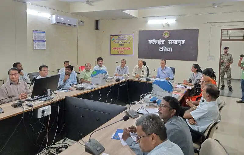 दतिया विधानसभा उप निर्वाचनः व्यय प्रेक्षक ने की व्यय की निगरानी व चुनाव संबंधी जिम्मेदारियों की समीक्षा