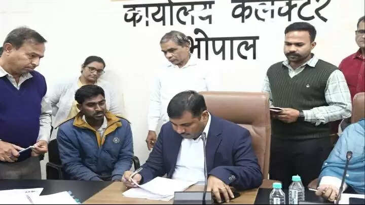 भोपालः कलेक्टर ने सुनी लोगों की समस्याएं, जनसुनवाई में 145 आवेदन प्राप्त हुए