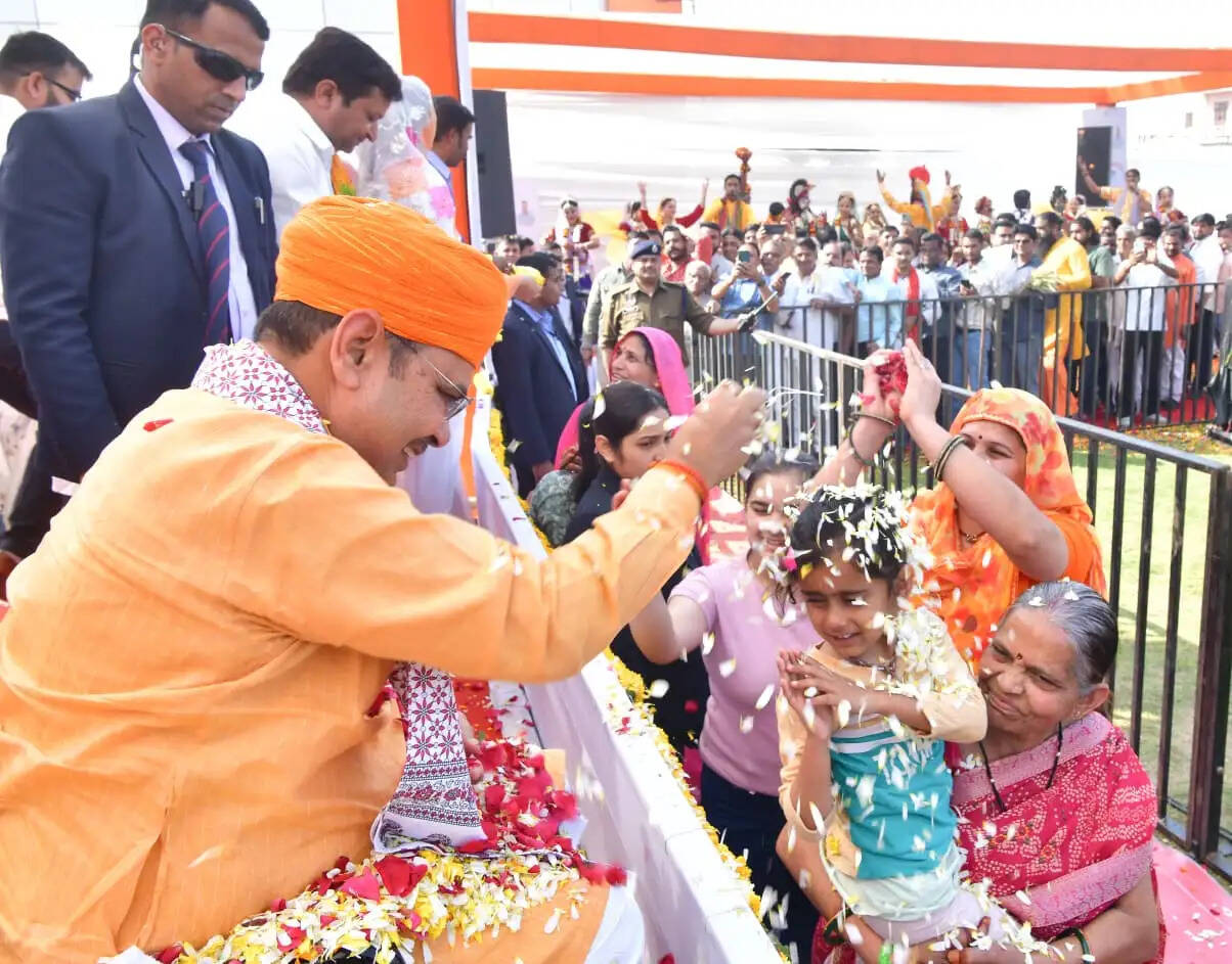 मुख्यमंत्री ने कार्यकर्त्ताओं के साथ खेली फूलों की होली, सुरक्षित एवं पर्यावरण अनुकूल होली का दिया संदेश