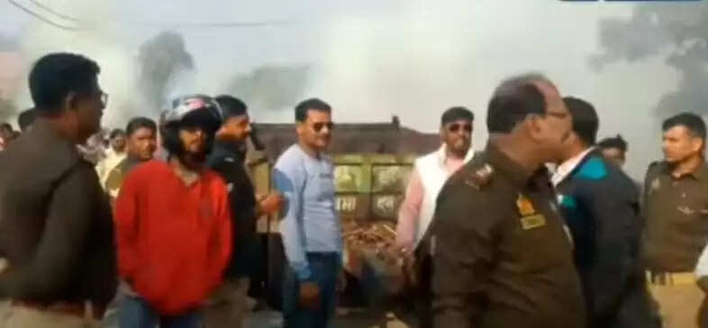 बिजली का तार गिरने से पुआल लदी ट्रैक्टर में लगी आग, युवक की मौत