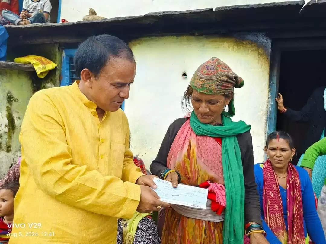 आपदा प्रभावित परिवारों से मिले मंत्री धन सिंह रावत, जल्द कार्य प्रारंभ करने के दिये निर्देश