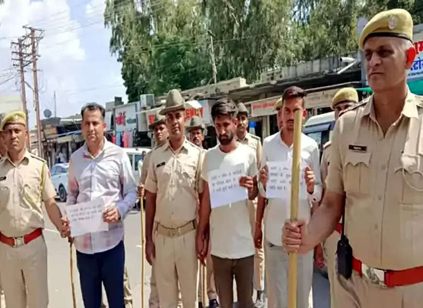 ऑपरेशन भोकाल: पुलिस ने आराेपिताें के हाथों में तख्तियां दे परेड करवाई