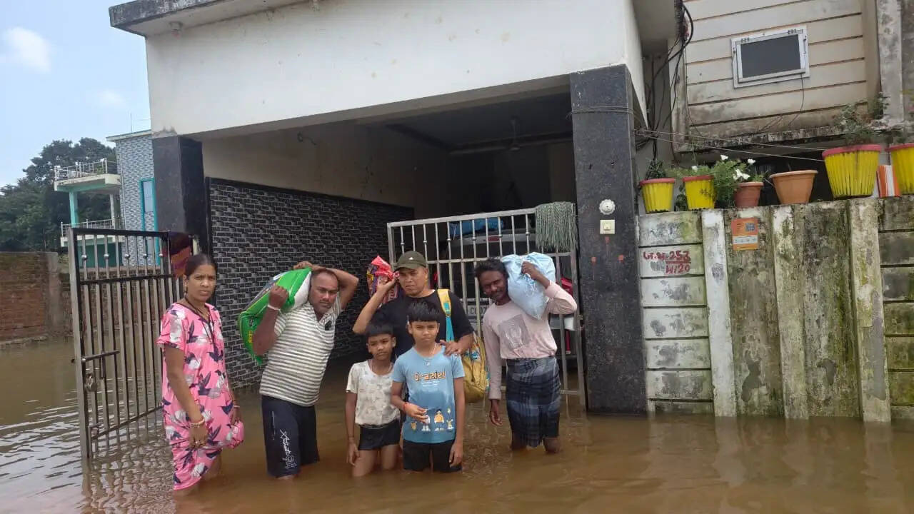 धमतरी : निकासी अभाव में घरों के अंदर भरा पानी, तीन दिन बाद भी स्थिति जस की तस