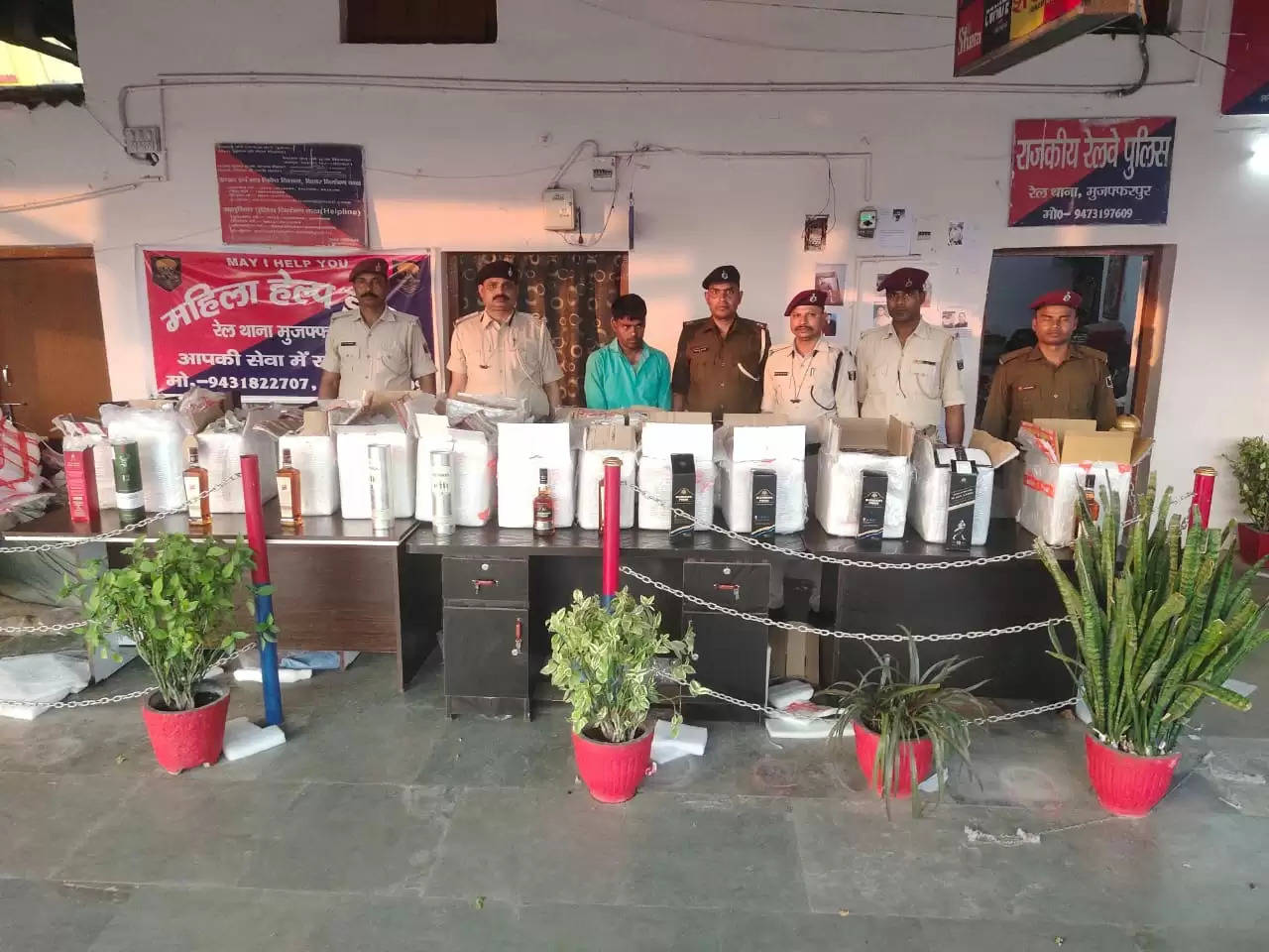 बिहार के मुजफ्फरपुर स्टेशन पर बुकिंग कर लायी गई शराब की 20 कार्टन जब्त, एक शख्स गिरफ्तार