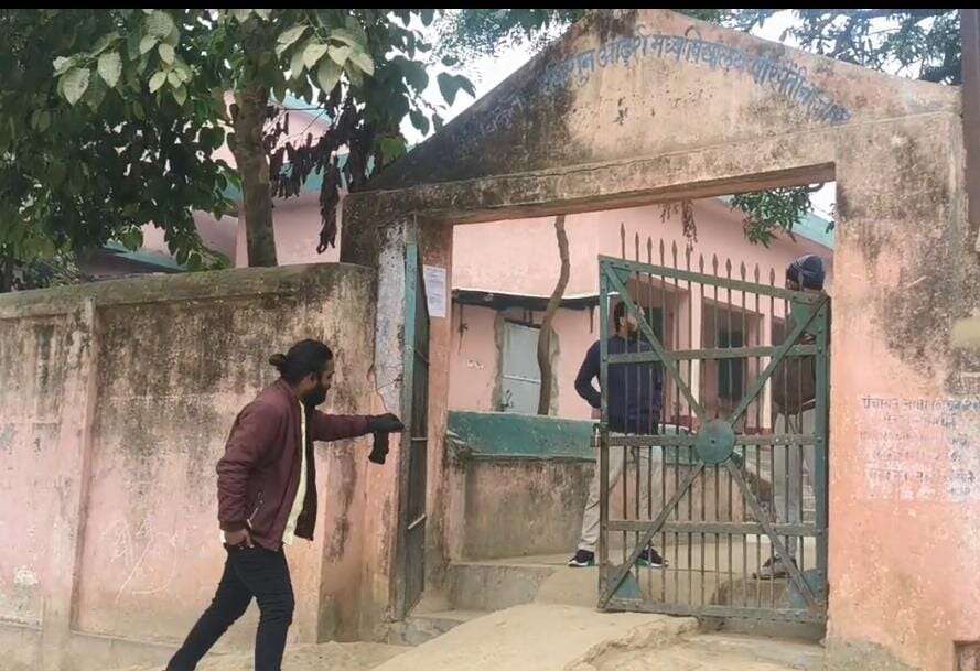 विद्यालय में चोरी और तोड़फोड़, दिया आवेदन