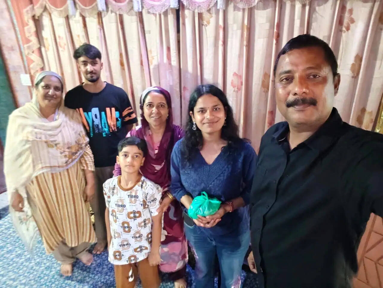 भरोसे की शिकारा यात्रा-डल झील से उठी इंसानियत की सबसे सच्ची तस्वीर