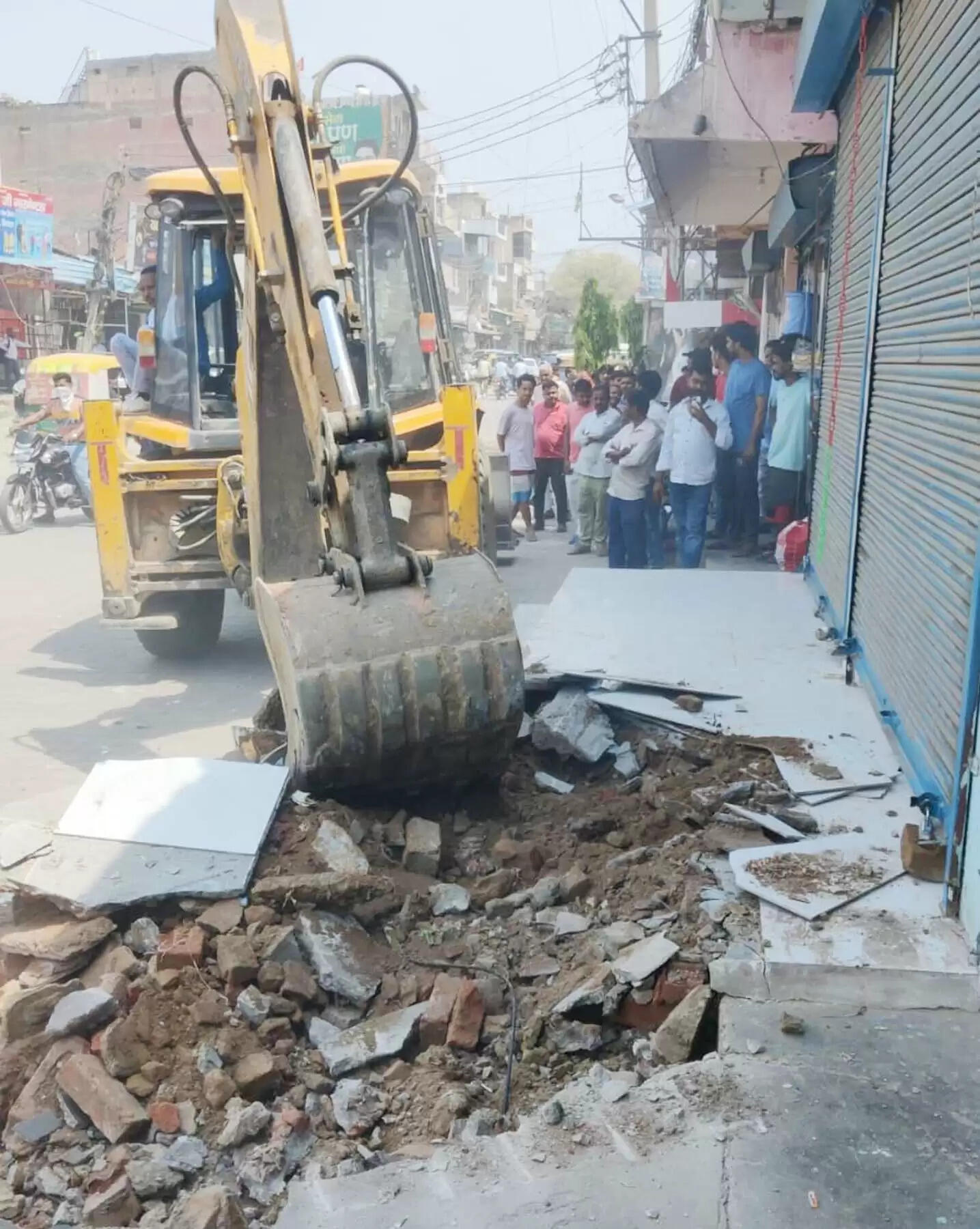 गुरुग्राम: संजय ग्राम में अतिक्रमण पर चला निगम का पीला पंजा