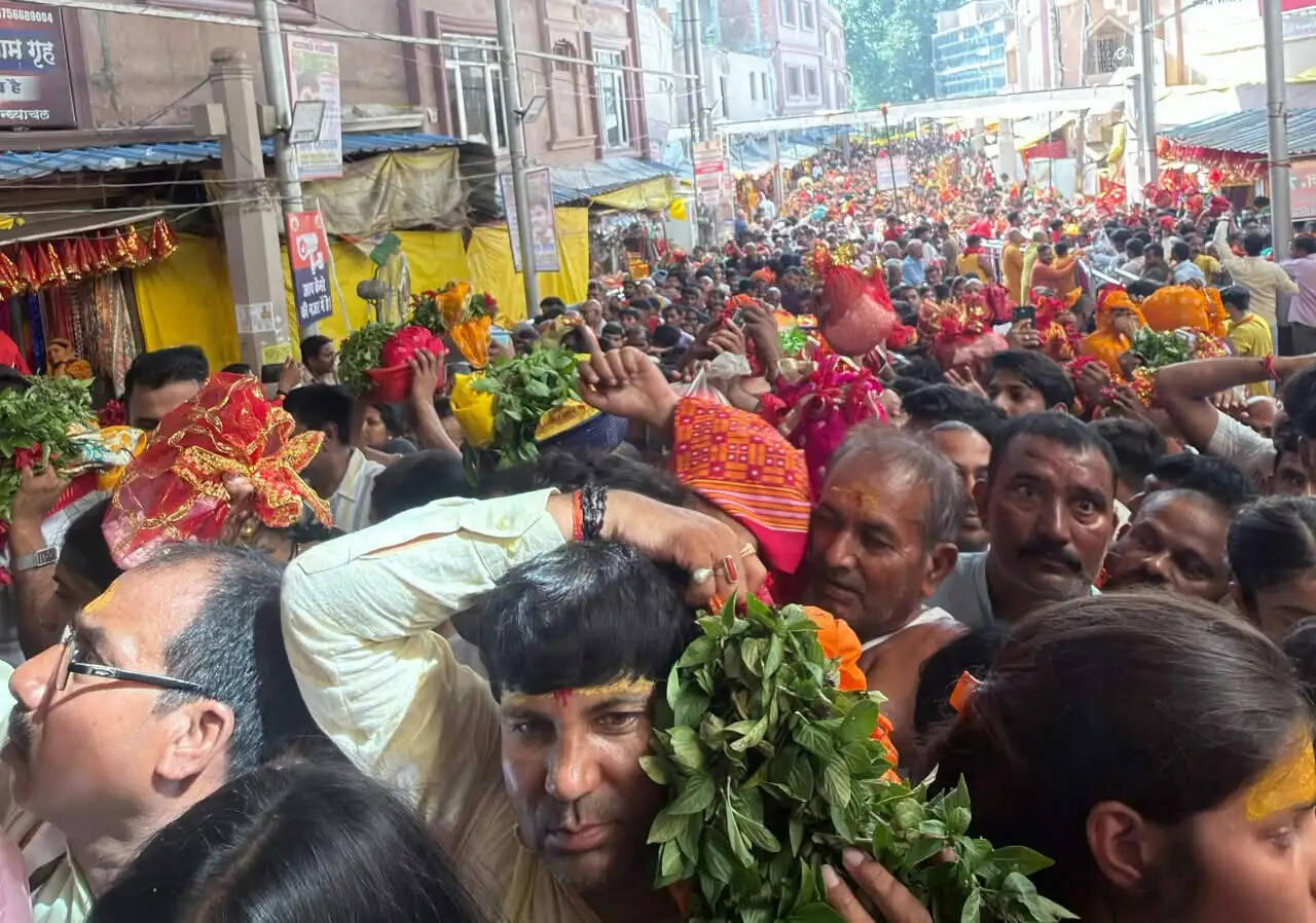 पांच लाख से अधिक श्रद्धालुओं ने किए मां विंध्यवासिनी के दर्शन, जयकारों से गूंजा धाम