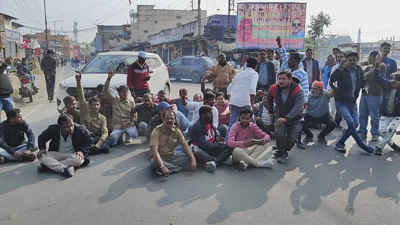 अनूपपुर: हिट एंड रन के नए कानून के विरोध में थमें वाहनो के पहियें, सड़क पर धरना की नारेबाजी