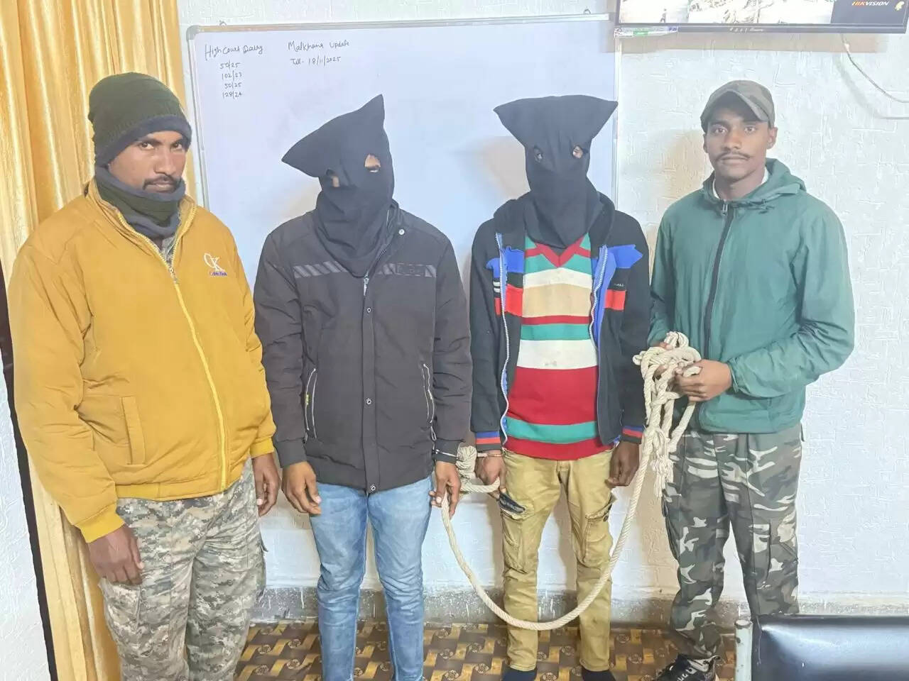 सेंधमारी कर चार डीजे सेट चुराने वाले दो चोर गिरफ्तार