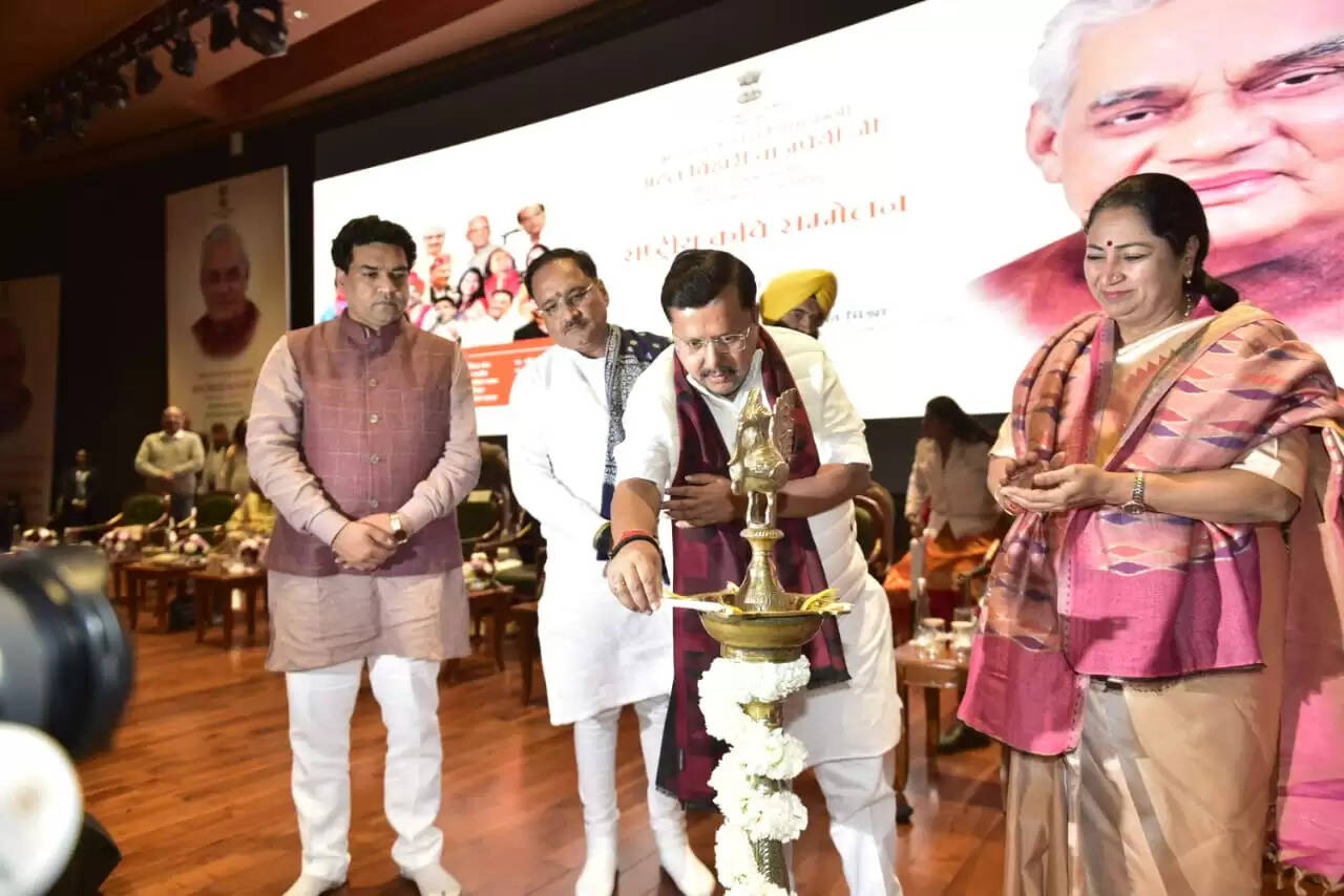 अटलजी की जयंती पर कवि सम्मेलन का आयोजन, नितिन नबीन और सीएम हुई शामिल