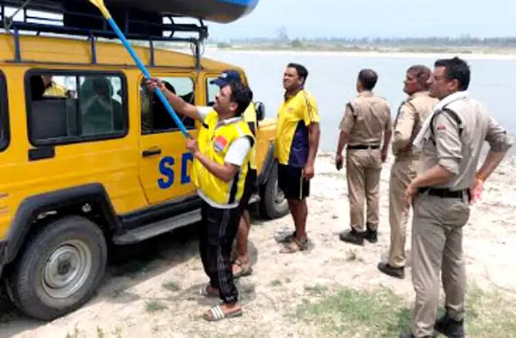 गंगा में अज्ञात युवक का शव मिलने से मचा हड़कंप, पुलिस पीएम के लिए भेजा