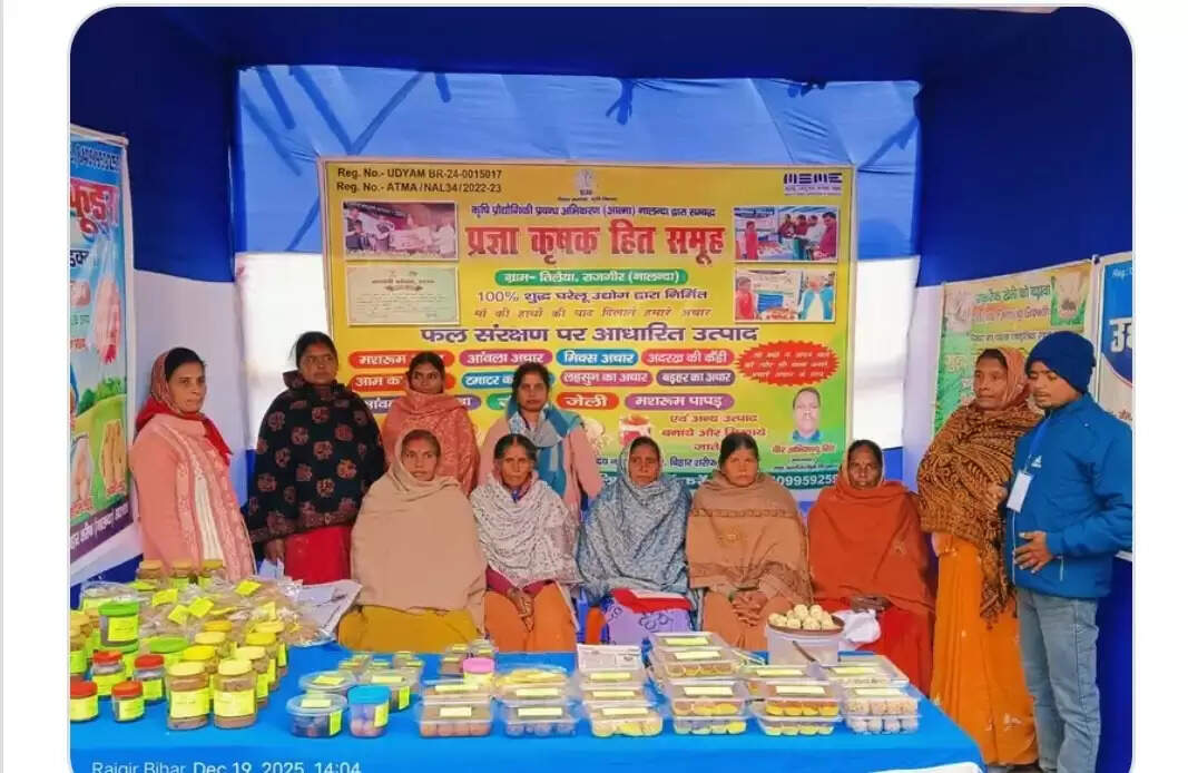 राजगीर महोत्सव में तीसी का लड्डू बनाआकर्षण का प्रमुख केंद्र