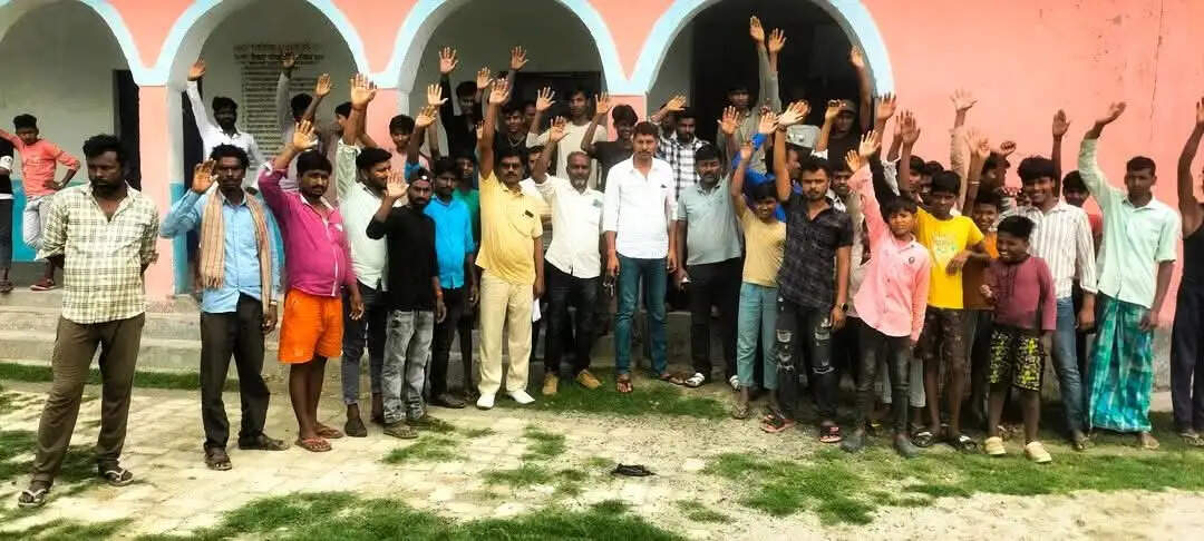 ग्रामीणों ने स्कूल प्रबंधन के खिलाफ किया प्रदर्शन