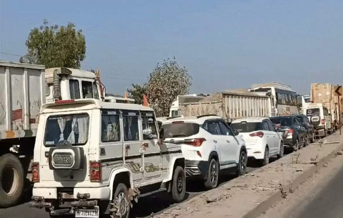 बीहर पुल में तकनीकी खराबी से हाईवे पर जाम, शहर की ट्रैफिक व्यवस्था चरमराई