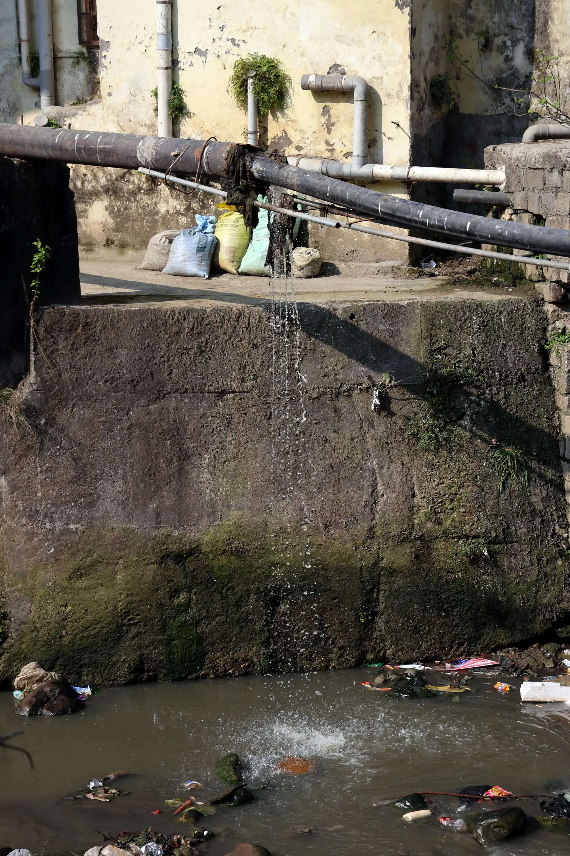 मंडी की सकोहडी खड्ड में सीधे जा रहा है सीवर