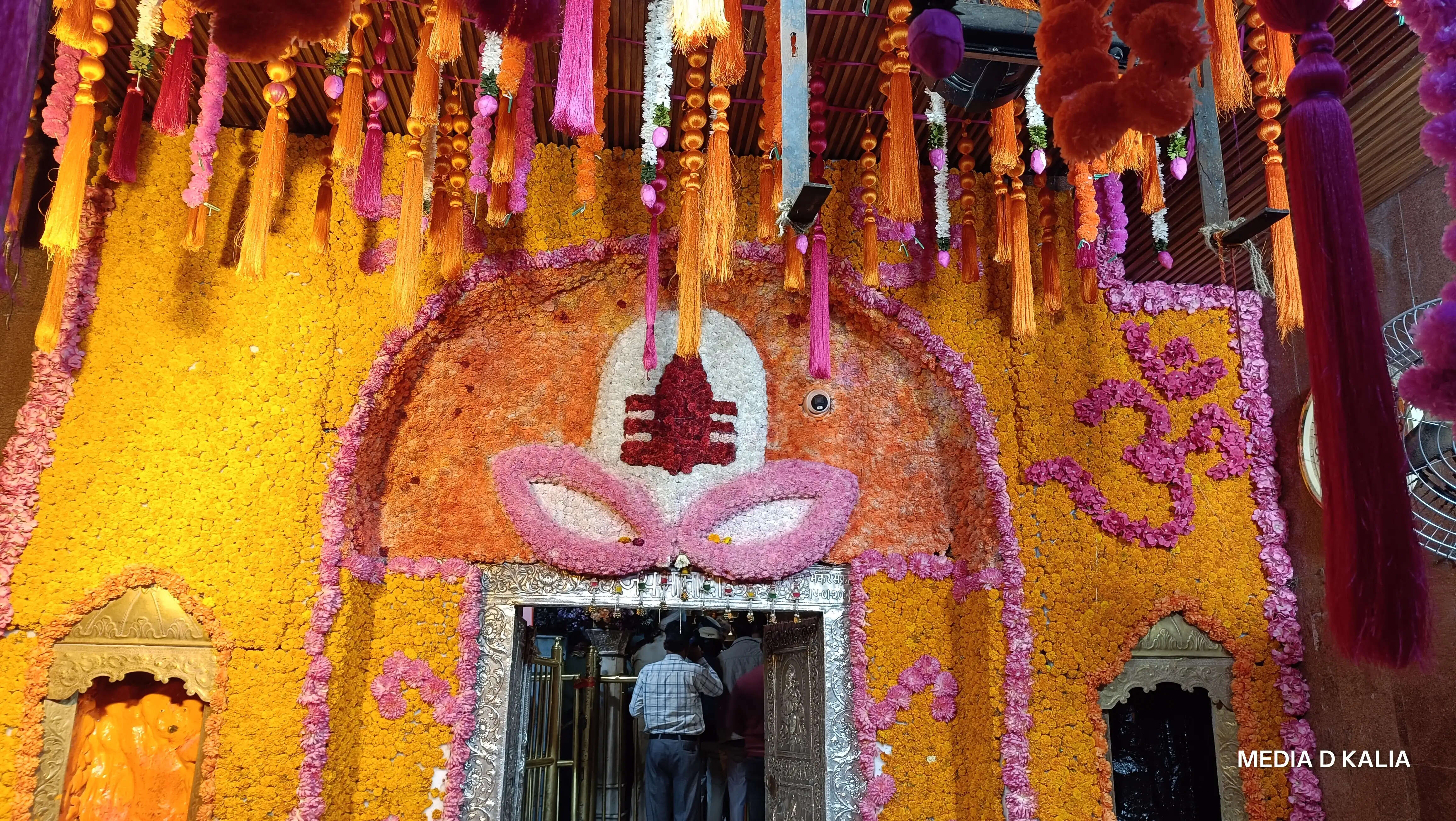 रंग–बिरंगे फूलों से सजा मां का दरबार, मेले 19 से