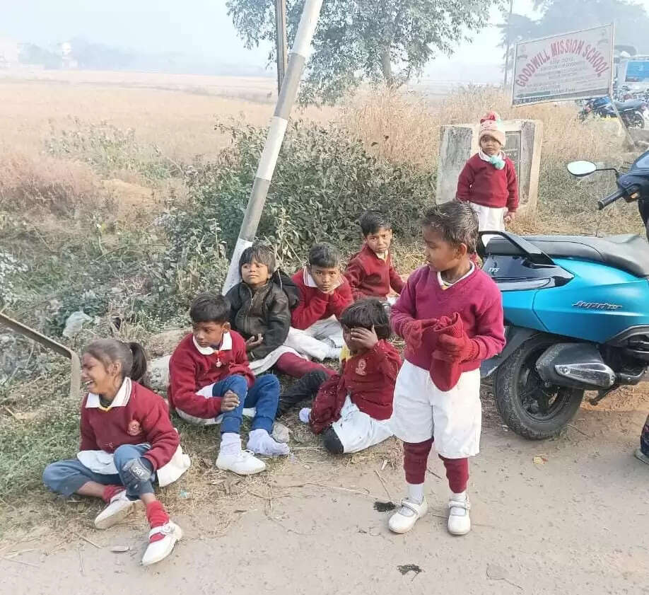 (अपडेट) परिजनों के चित्कार से गूंज उठा गोला, आक्रोशित ग्रामीणों ने ट्रक ड्राइवर को पीटा