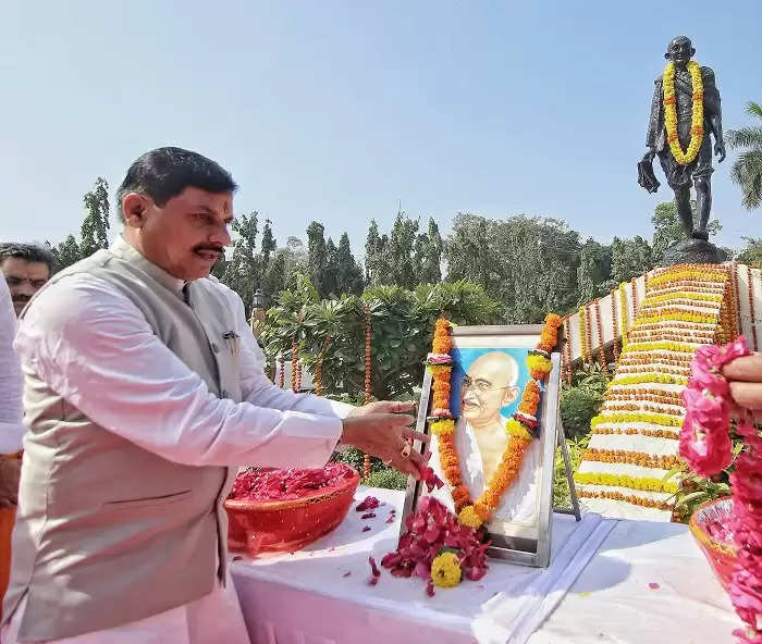 मुख्यमंत्री डॉ. यादव ने महात्मा गांधी और पूर्व प्रधानमंत्री स्व. शास्त्री को जयंती पर की श्रद्धांजलि अर्पित