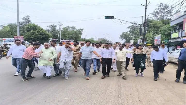 खरगोनः कलेक्टर एवं पुलिस अधीक्षक ने किया शिव डोला मार्ग का निरीक्षण