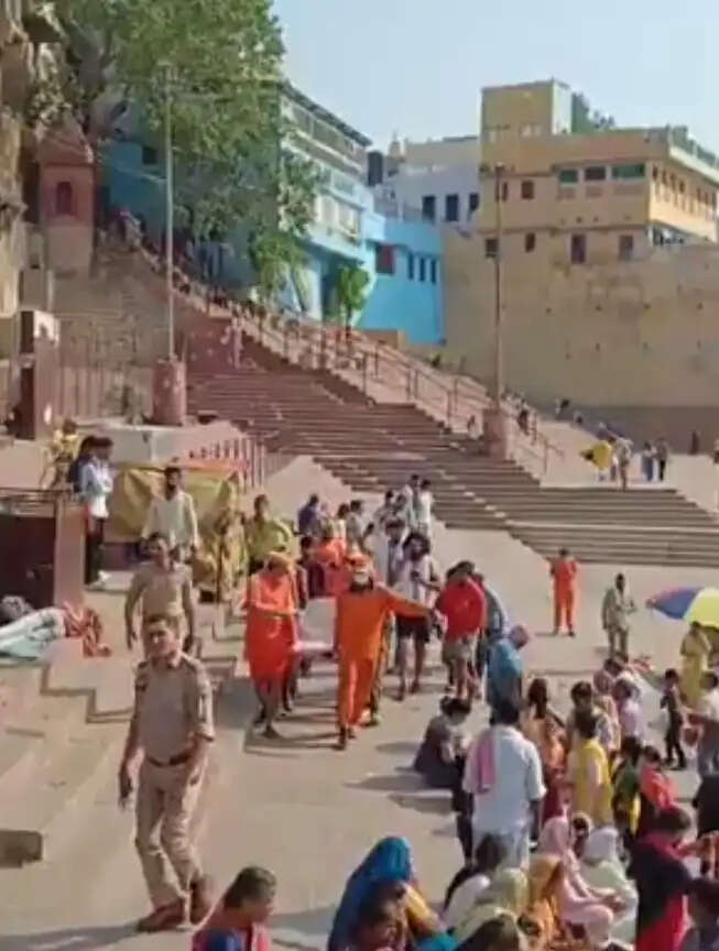 वाराणसी में मानमहल घाट पर पर्यटक की डूबने से मौत