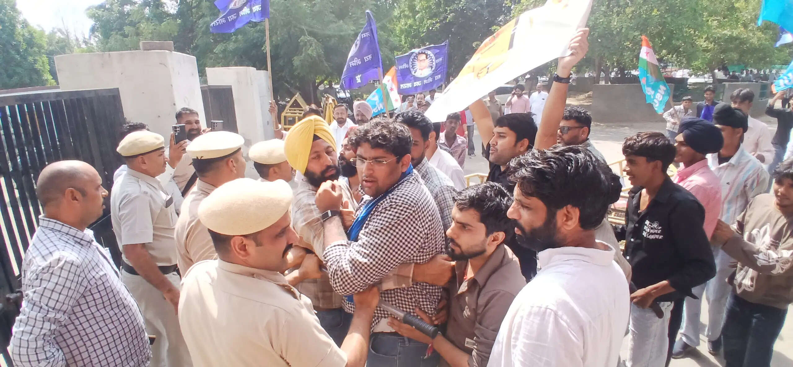 सिरसा: एनएसयूआई ने विरोध प्रदर्शन कर फूंका मुख्य चुनाव आयुक्त का पुतला