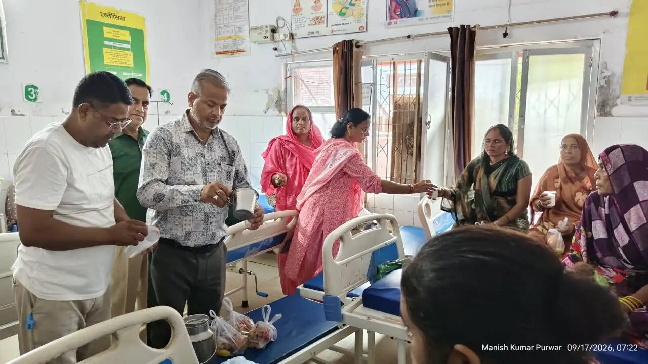 औरैया : पीएम मोदी के जन्मदिन पर जिला अस्पताल में मरीजों को बांटे फल और खाद्य सामग्री