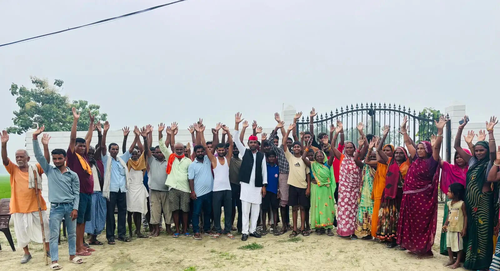 बिजली संकट पर ग्रामीणों का प्रदर्शन, सपा नेता विजय रावत ने दी धरने की चेतावनी