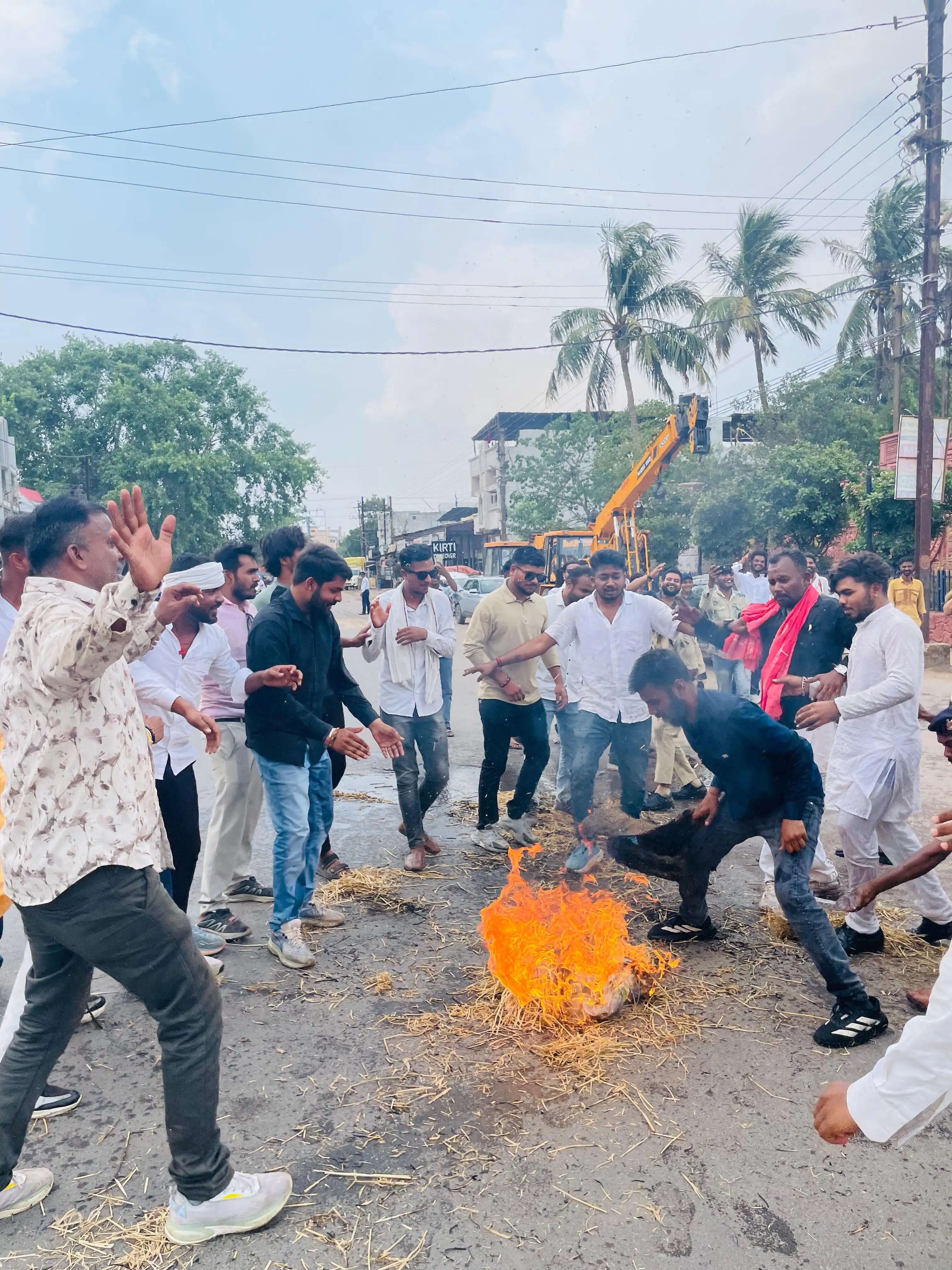 बढ़ते बिजली बिल के विरोध में एनएसयूआई का धमतरी&nbsp;के&nbsp;पावर हाउस घेराव, मुख्यमंत्री का पुतला जलाया