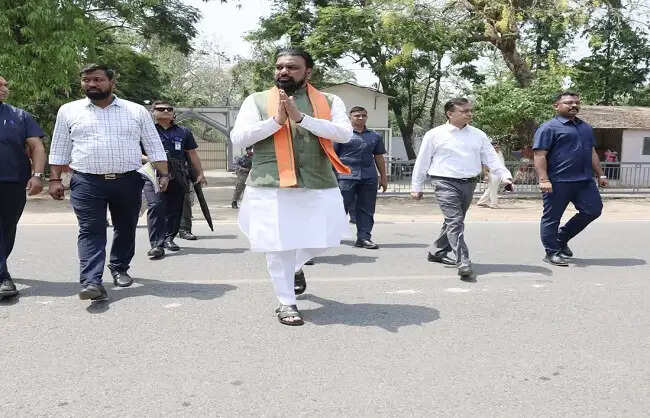 मुख्यमंत्री सम्राट चौधरी अपने कार्यालय पहुंचे पैदल