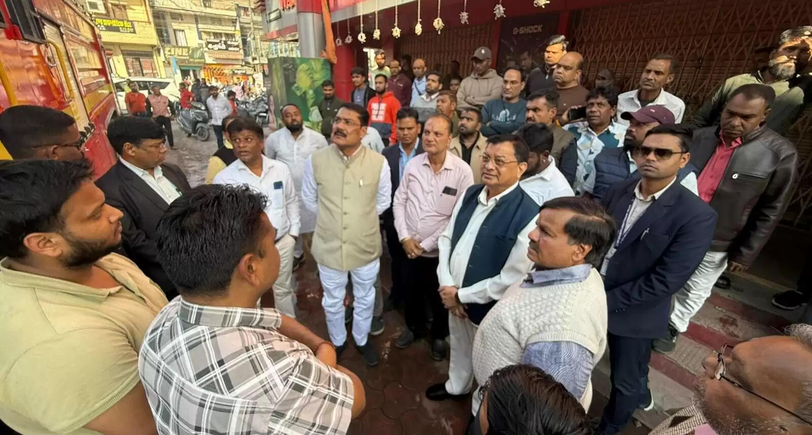 एसएस प्लाजा अग्निकांड : कैबिनेट मंत्री देवांगन ने किया घटनास्थल का निरीक्षण, प्रभावित व्यापारियों से की मुलाकात