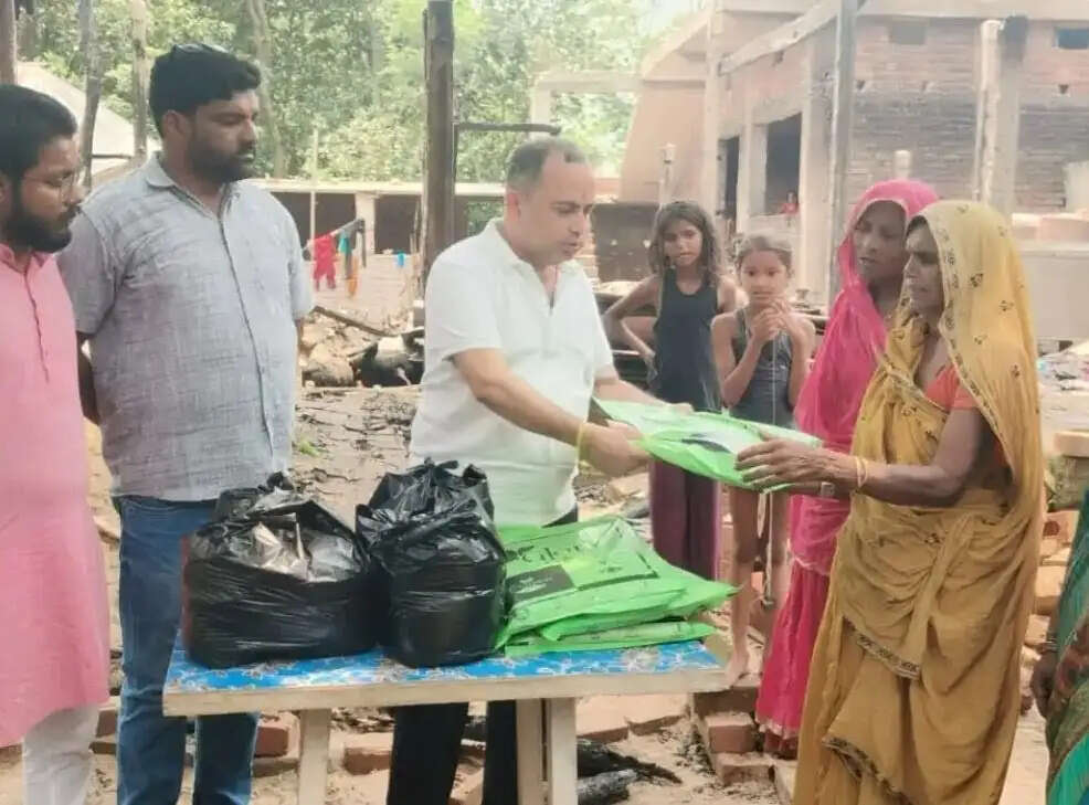 सिमराही अग्निकांड के पीड़ितों की मदद को बढ़े समाजसेवी, राहत सामग्री बांटकर दिया सहारा