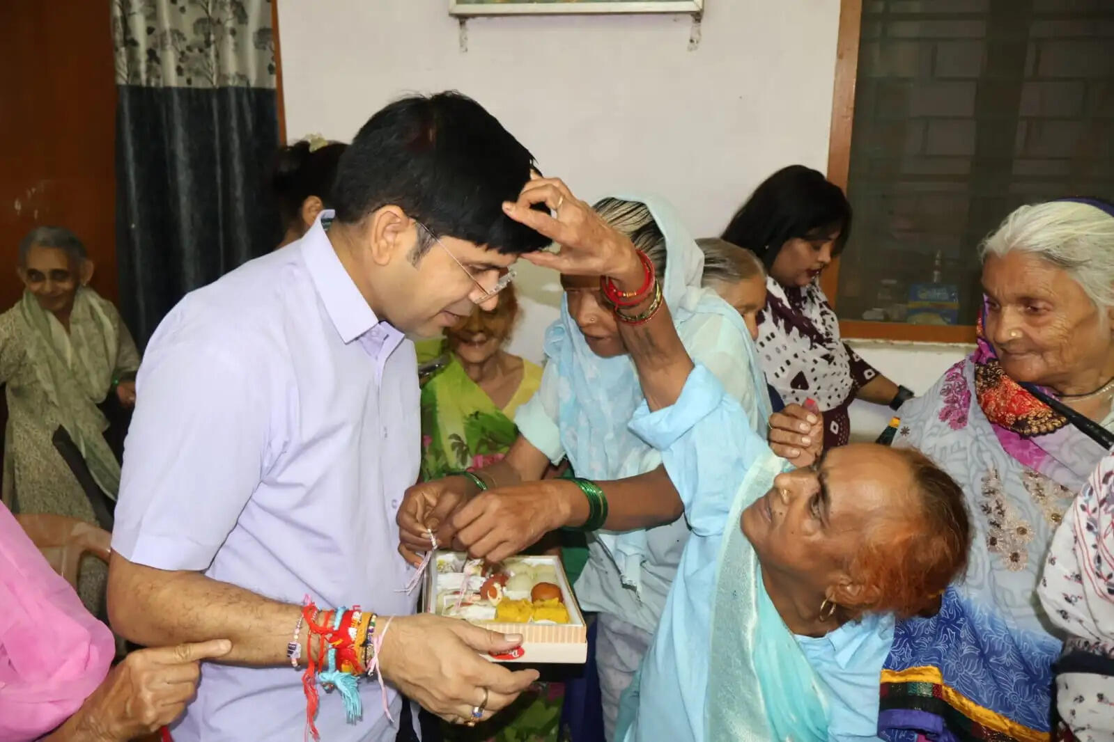 मुरादाबाद के जिलाधिकारी डॉ. राजेंद्र पैंसिया ने वृद्धाश्रम में महिलाओं से बंधवाई राखी