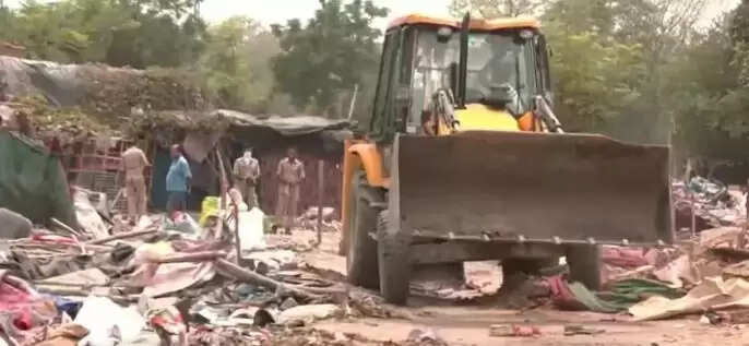 बांग्लादेशी और रोहिंग्या की तलाश में रेलवे की जमीन से हटायी गयी झुग्गी झोपड़ी