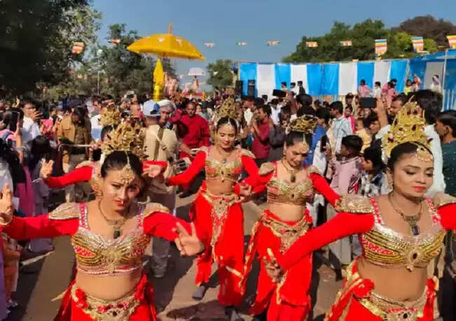 सांची में महाबोधि महोत्सव के दूसरे दिन निकाली गई अस्थि कलश शोभायात्रा