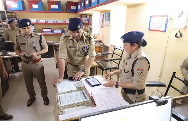 एसएसपी ने किया नगर कोतवाली का निरीक्षण, लापरवाही पर लगाई फटकार