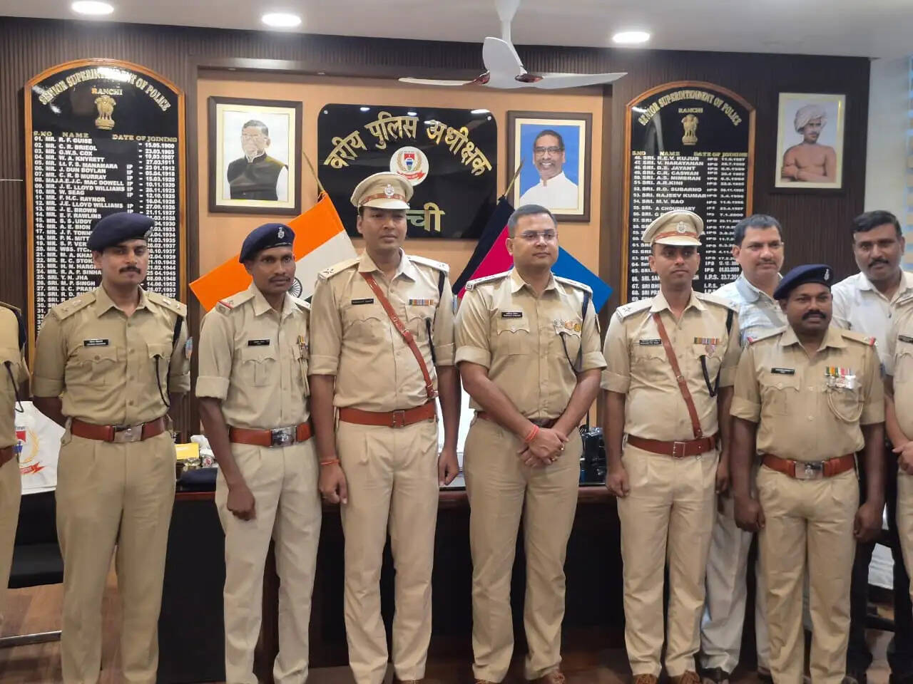 एसएसपी ने पदोन्नत पुलिस पदाधिकारियों और कर्मियों को किया सम्मानित