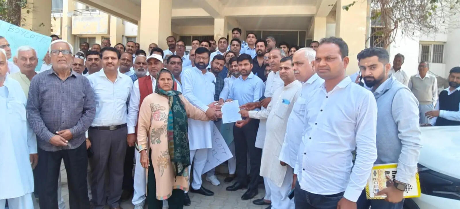 गुरुग्राम में फिल्म यादव जी की लव स्टोरी के विरोध में प्रदर्शन