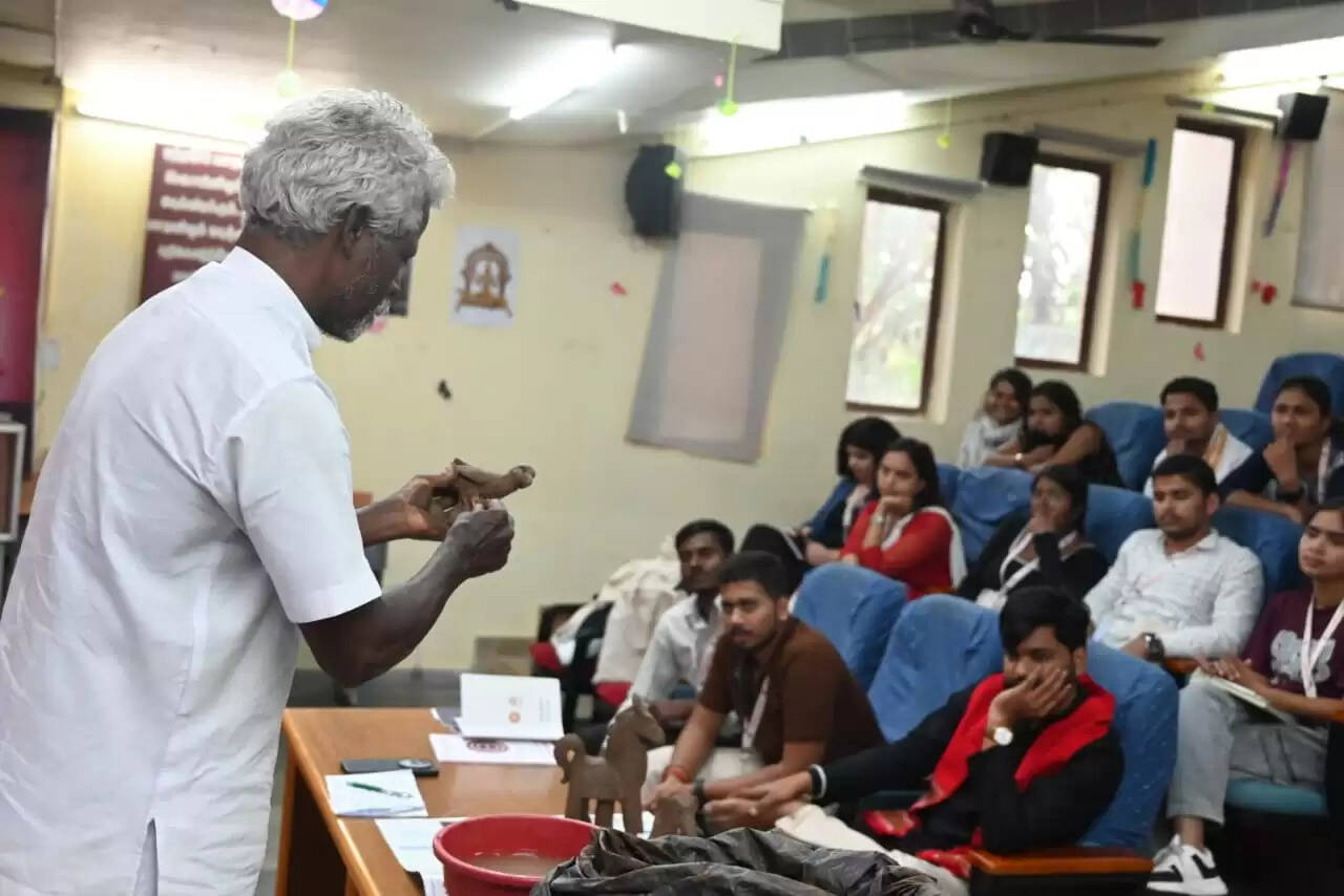 वाराणसी के छात्र तमिलनाडु में सीख रहे हैं मूर्तिकला के गुर,पीछे छिपे दर्शन का बोध