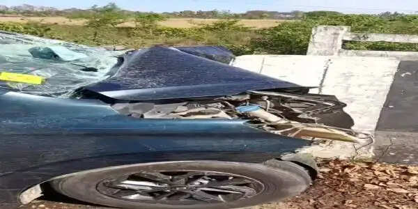 बलरामपुर में डिवाइडर से टकराई कार, चालक समेत दो की मौत