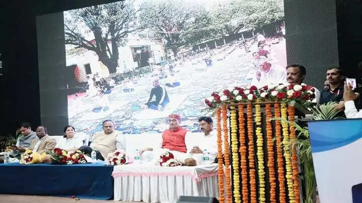 हमें स्वस्थ्य रहने के लिए आयुर्वेद और प्राकृतिक खेती को अपनाना होगाः उप मुख्यमंत्री शुक्ल