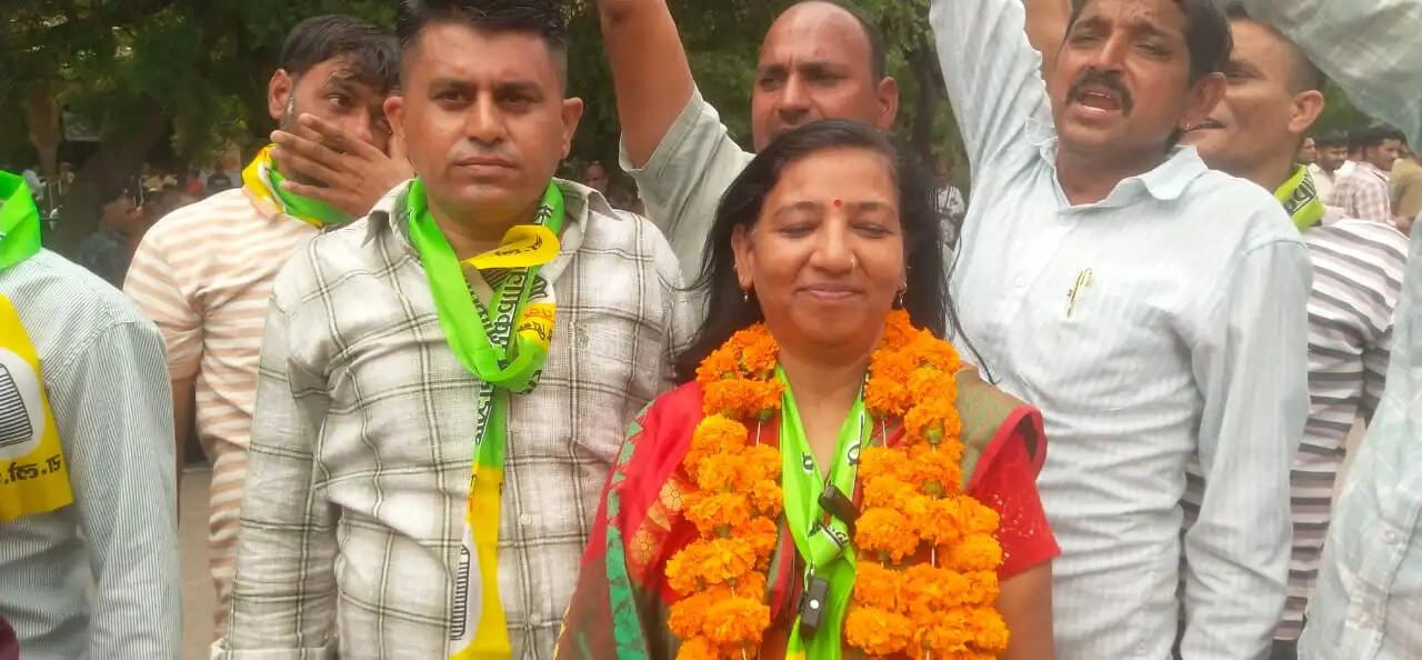 कांग्रेस की बागी महिला प्रदेश महासचिव ने थामा आरएलपी का दामन