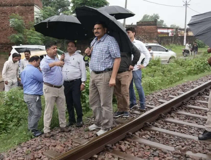 रेलवे महाप्रबंधक ने रेलखंड से स्टेशनों तक परखी व्यवस्था