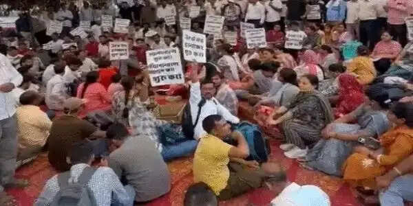 शिक्षा मंत्री के आश्वासन के बाद ग्रेड थर्ड शिक्षकों का आंदोलन समाप्त