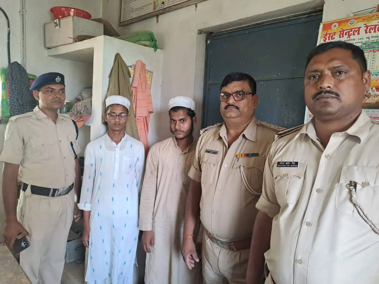 कुंडवा चैनपुर में रेलवे ट्रैक से खोले गए पेड्रौल क्लिप के साथ मदरसा के दो छात्र गिरफ्तार