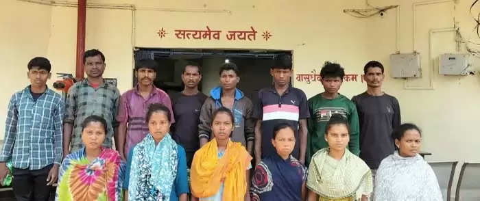 बीजापुर : टिफीन बम व डेटोनेटर के साथ 45 लाख के इनामी 14 नक्सली गिरफ्तार