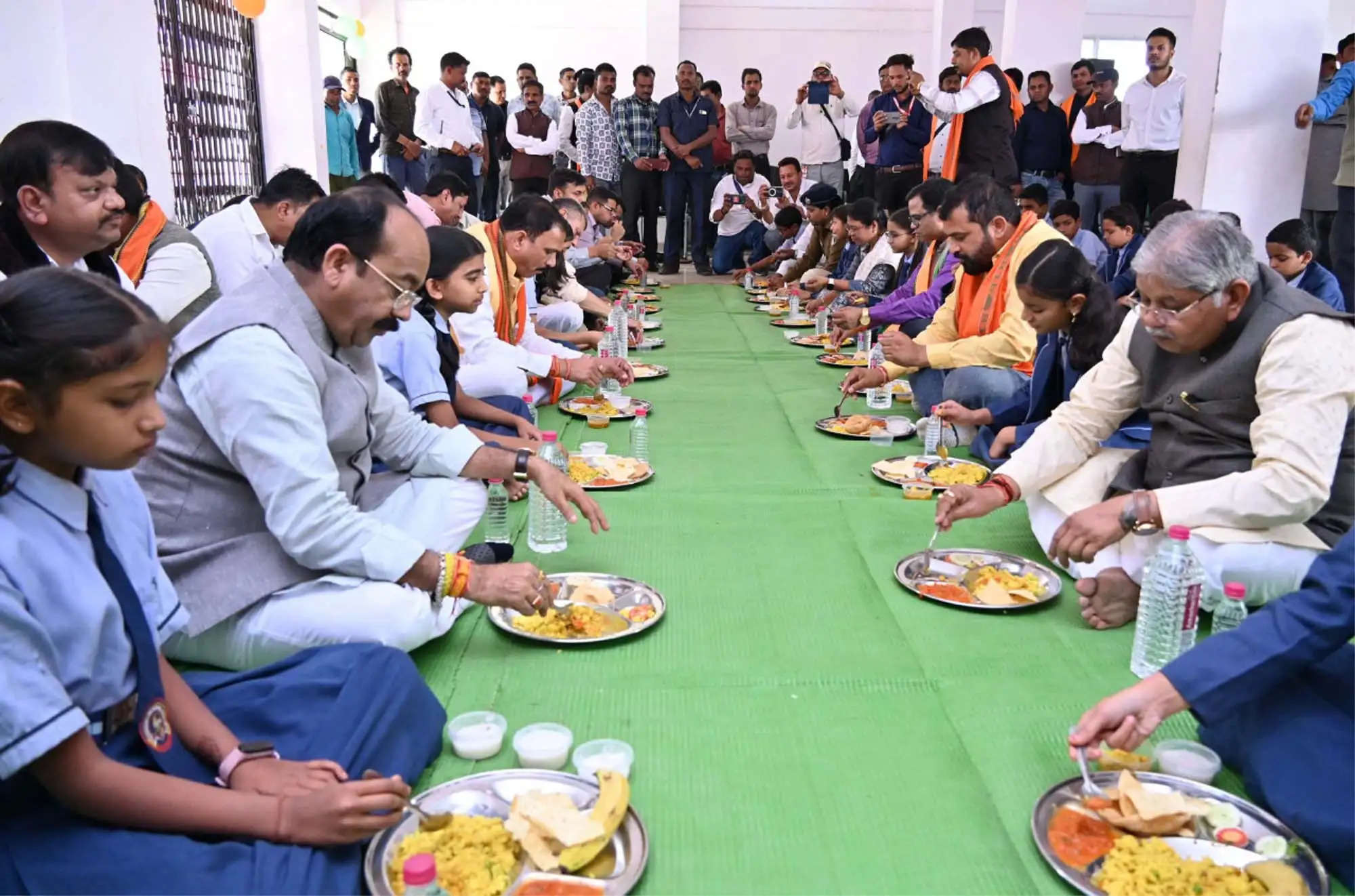 न्योता भोज में शामिल हुए उप मुख्यमंत्री साव और स्वास्थ्य मंत्री जायसवाल