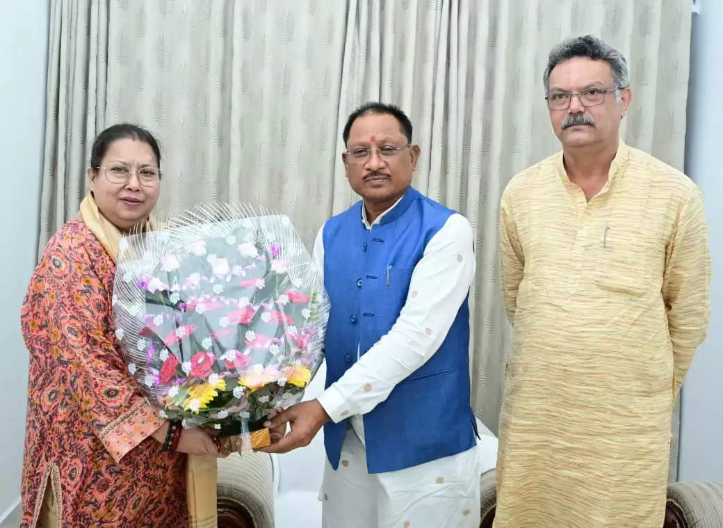 रायपुर : मुख्यमंत्री साय से सांसद व कवर्धा राजपरिवार की रानी कृति देवी ने की मुलाकात