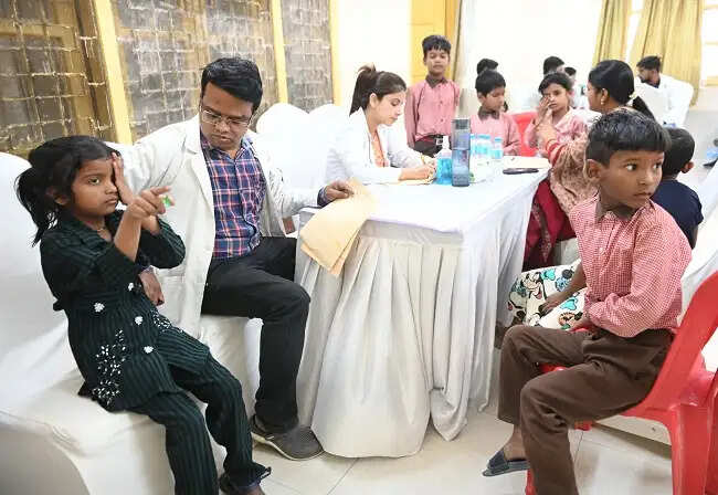 केजीएमयू के चिकित्सकों ने जन भवन में अध्ययनरत विद्यार्थियों का किया स्वास्थ्य परीक्षण